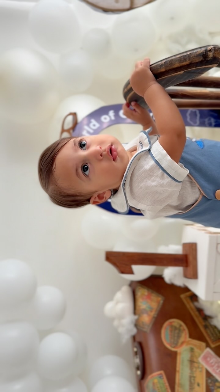Hoje é o dia que Deus escolheu para você vir ao mundo. Que dádiva é ser a sua mamãe, Otávio.
Meu pequenininho, como você é apaixonante. Todos os dias eu agradeço a Deus por ter enviado você para nós. Me pego pensando “como eu era feliz antes de você chegar?” Você completou a nossa família. Chegou ressignificando tudo, desde a gestação, o parto, a amamentação, introdução alimentar, o amor, tudo…você ressignificou tudo. Me fez ser uma mãe ainda melhor, cheia de coragem e vontade. Achei que era imp