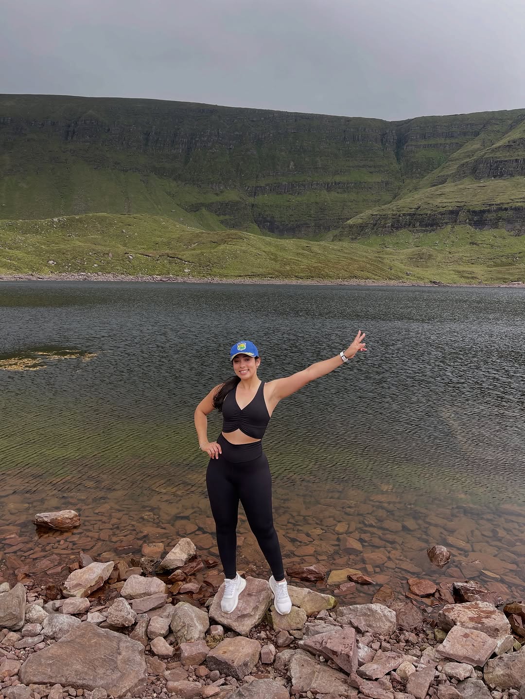 Minha primeira experiência acampando na Irlanda foi curta, mas transformadora. 🍀⛺ Foram apenas 9 km de trilha, mas o suficiente para viver momentos que ficarão para sempre na memória: meu primeiro banho gelado em um lago, carneiros pelo caminho, o cheiro da fogueira, o churrasco improvisado, as risadas e o silêncio da natureza que fala mais do que mil palavras. 🌿✨
Dormir apenas uma noite ali foi como viver dias inteiros de conexão, simplicidade e gratidão. Descobri que estar em contato com a n