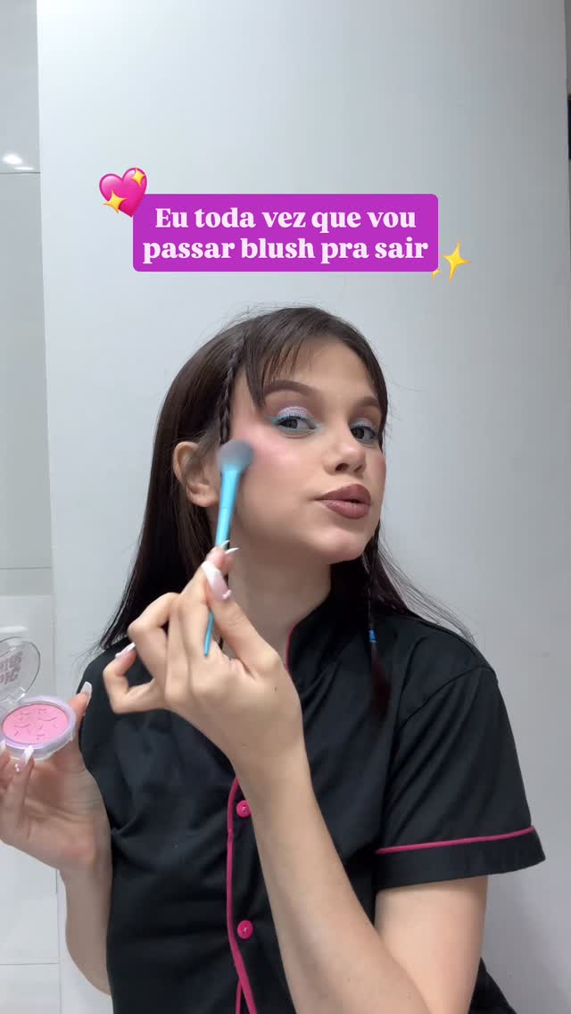 Eu não tenho limites pra passar blush 💖😍
#maquiagem #humor #dailus