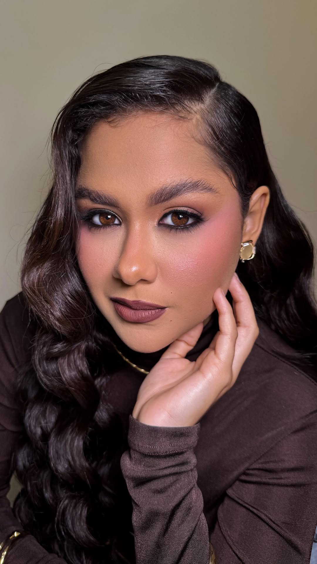 Tons de marrom que encantam e penteado que rouba a cena 🤎✨

Penteado: @cleciamichele_penteados 
Model: @carolomenas1 
Acessórios: @cheia_de_charme_makeup 
.
.
.
.
.
#makeup #makeupmodel #makeuptutorial