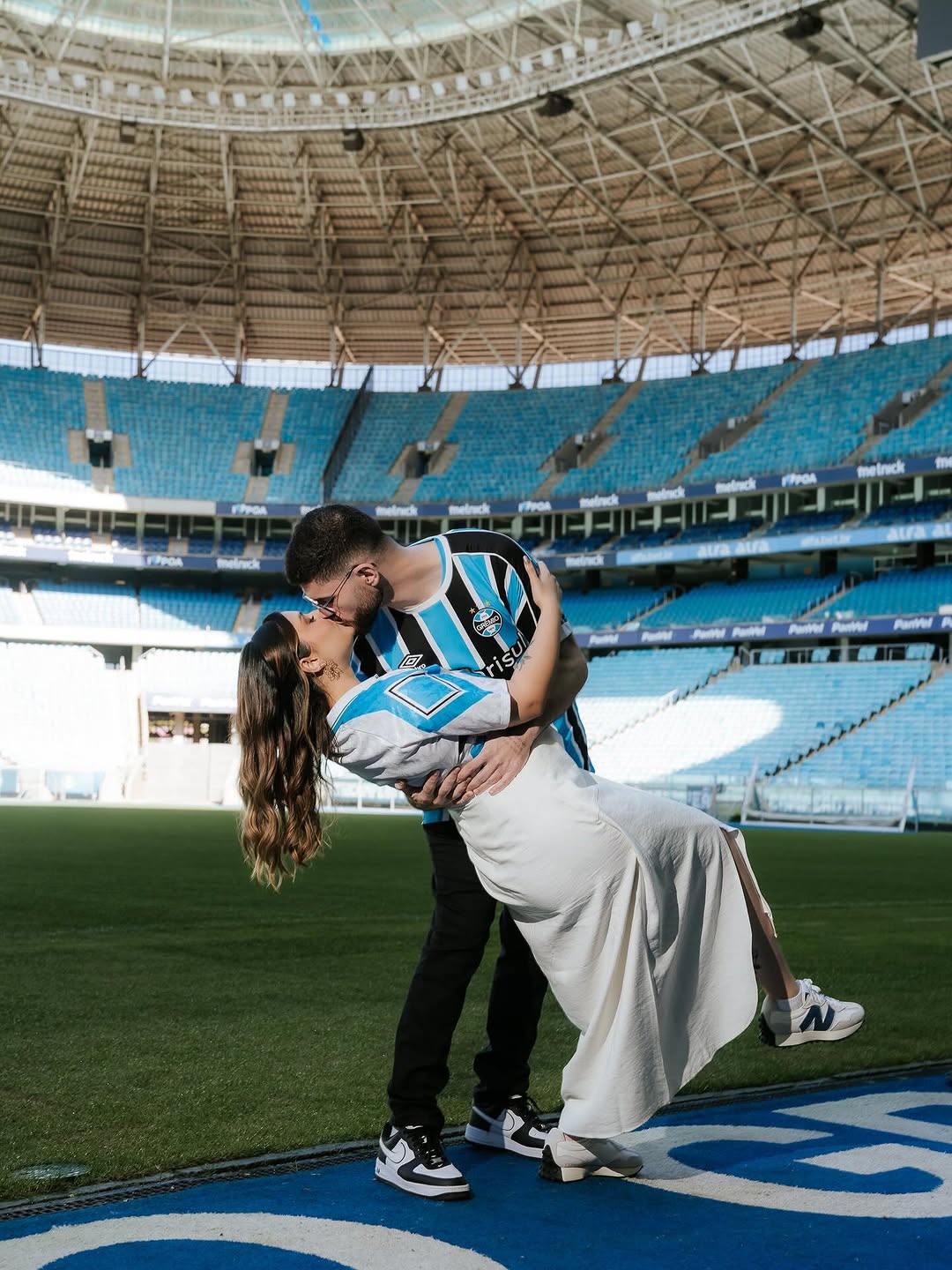 Dividir a vida contigo é uma das coisas mais lindas que me ocorreu.
Quando tu me pediu em casamento foi a mesma sensação de ganhar uma Libertadores em noite de copa na Argentina.
Dividir o amor pelo Grêmio foi um dos inúmeros motivos que fez eu me apaixonar por ti.
Nosso amor descontrolado, nunca vou deixar de lado.
O dia do nosso sim está chegando, e por ti eu decidi viver. 
Nossa conexão é imortal. 

📸: Um trabalho belíssimo do @luanmartinsfoto 

@arenadogremiopoa
@arenadogremiotour
