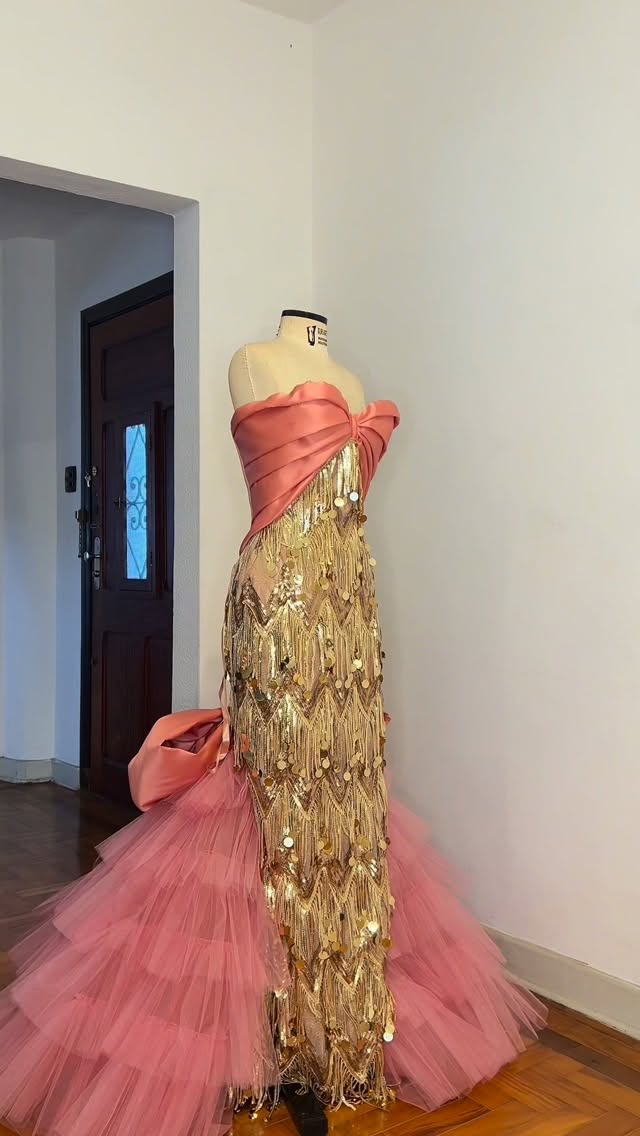 ✨ O vestido mais lindo que eu já fiz ✨
Pelo menos é o que eu acho 🫶🏻 
Qual é a sua opinião?

#amaraladams #amaraladamsatelier