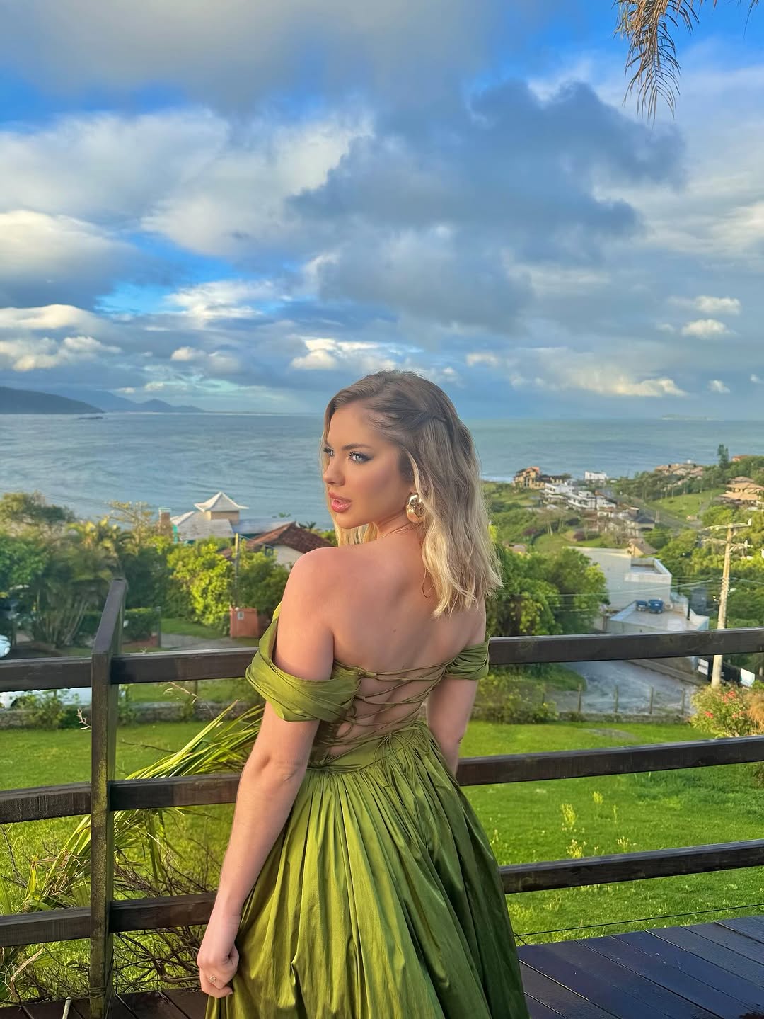 08/11/2025 💚 Casamento @liseflausino & @danielttesch 

Vestido @couturevestidos 
Acessórios @lovetacessorios