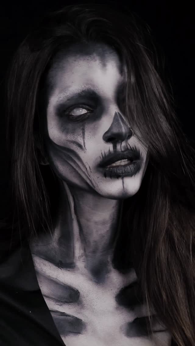 Uma caveirinha básica pra gente dar o start nesse Halloween 💀✨
.
.
.
.
.
#halloweenmakeup #skullmakeup #makeupart #makeupartist #maquiadora #facepaint #makedehalloween #CaveiraGlam #SpookySeason #HalloweenVibes #MakeArtística #SpookyMakeup #MakeCreativa #MakeDeTerror #CaveiraMake #HalloweenLook #BelezaSombria #MakeUpArtist #SpookyGlam