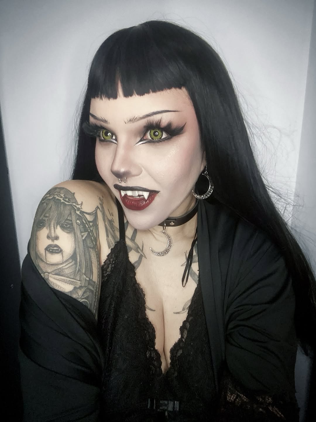 Mystical Moon 🌙🖤🐺

🏷️ “CYBESAGI” @cyber_vampire_
