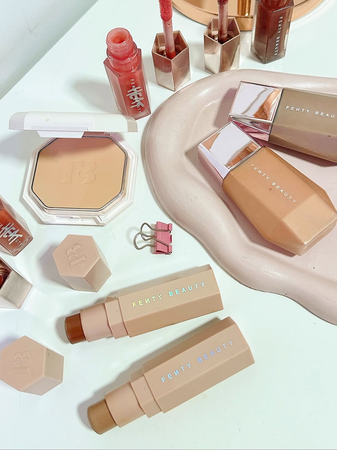 lots of love for @fentybeauty 

#fenty #fentyglossbomb #fentybeauty #fentyface #fentyfoundation #fentybeautybyrihanna #cutemakeup #ميك_اب #ميكاب #ميكاب_ارتيست #viralmakeup #viralbeauty #makeupcommunity #makeuptherapy #softgir| #softgirlaesthetic #makeupgirl