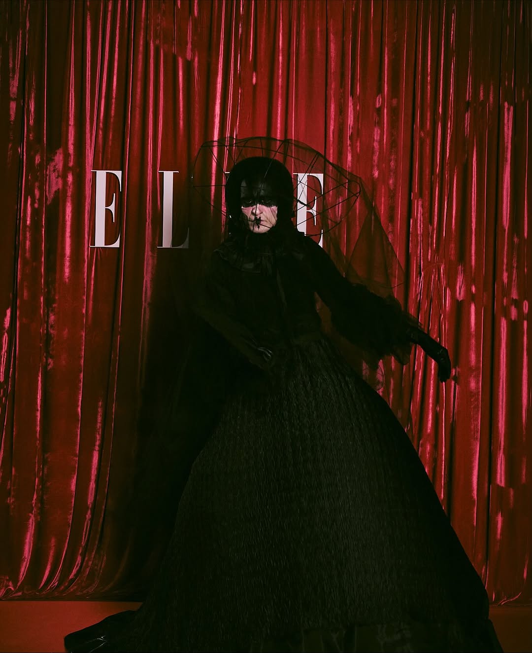 CORTEM-LHE AS CABEÇAS!!!
Spooky night no Halloween da @ellebrasil #elleoween 
.
Look: @roberdognani @dashausloja 
Fotos: @andreligeiro @lecanovo @vinicomfritas @brenodamatta @luprezia