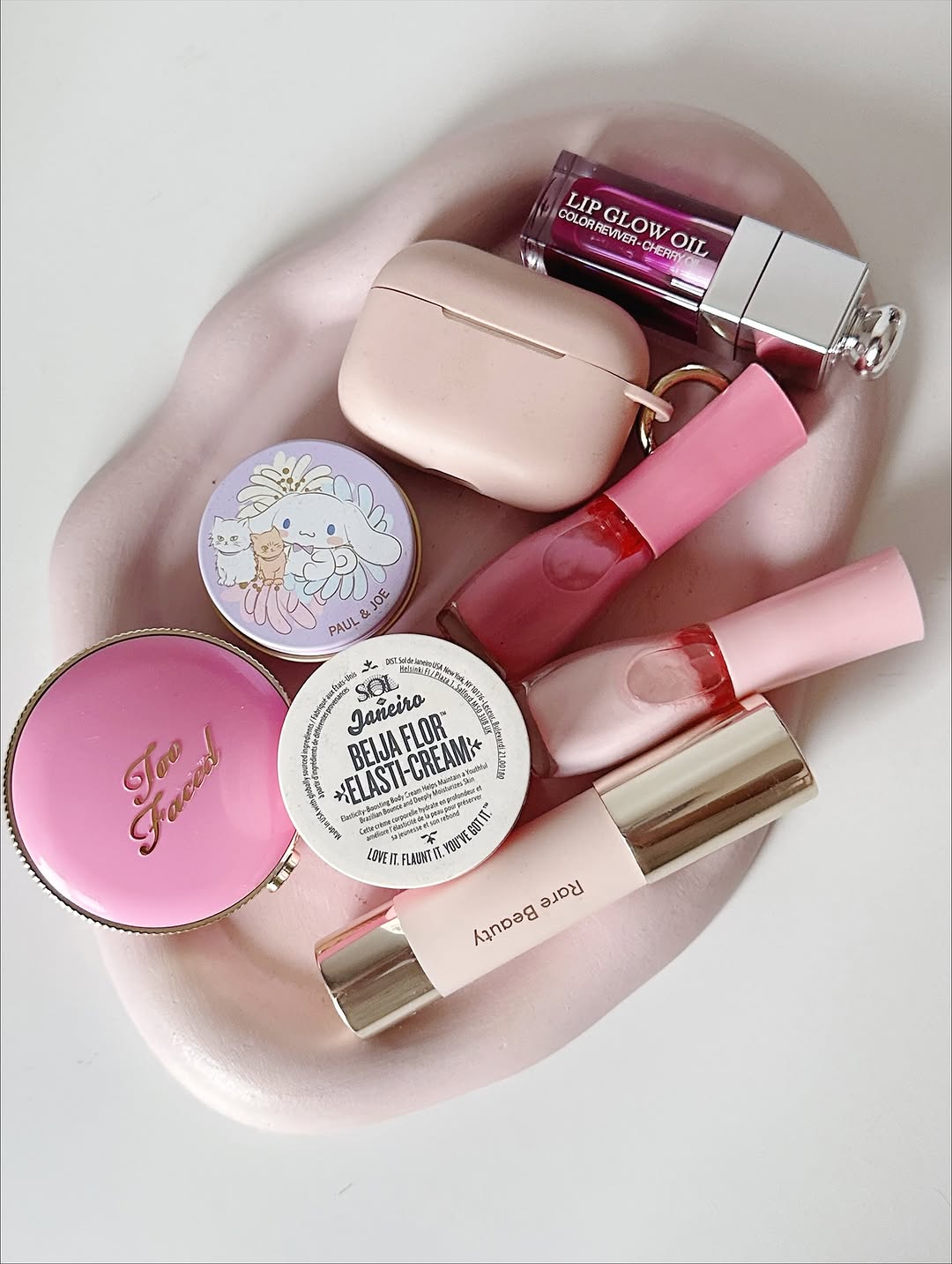 weekend’s lineup 
in this colder season i can’t live without lip oil, bronzer and cold pink blushes 💗

#pinkpinkpink #pinkaesthetic #makeupessentials  #cutemakeup #ميك_اب #ميكاب #ميكاب_ارتيست #viralmakeup #viralbeauty #makeupcommunity #makeuptherapy #softgir| #softgirlaesthetic #makeupgirl