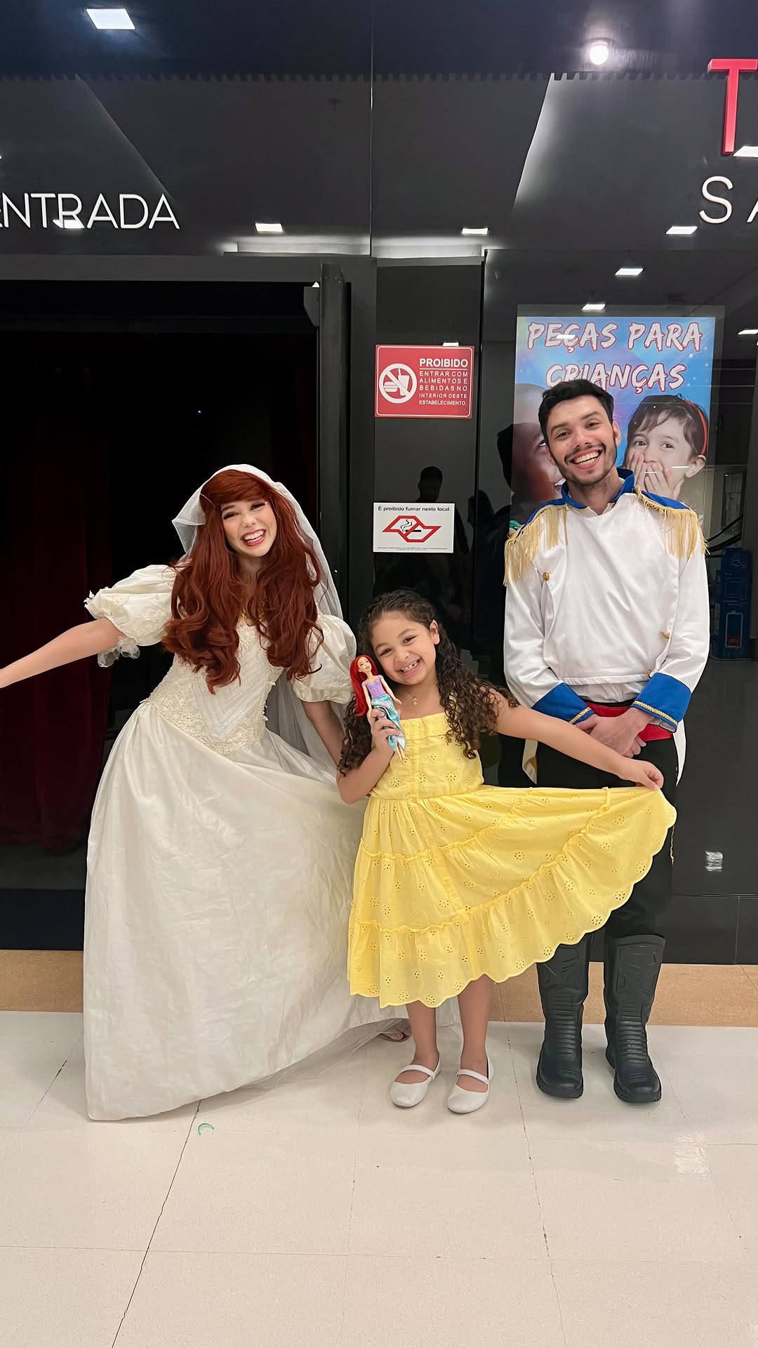 Hoje foi dia de ir ao teatro pra assistir a peça “ A história da pequena sereia 🧜‍♀️” da @luzemagiaproducoes no @teatroraposo. Foi simplesmente mágico! 🥰
O espetáculo começou hoje e vai até dia 22/11 às 15:00. 
Chamem os amigos e a família porque essa é uma experiência mágica que vocês não podem perder! 🩷