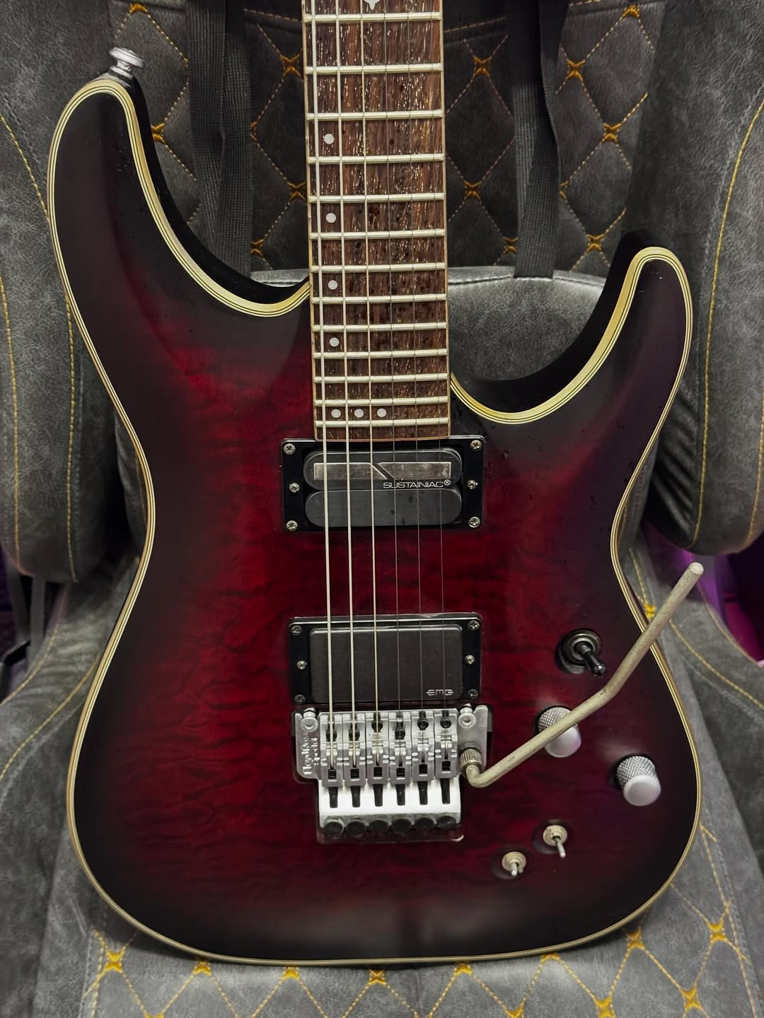 🎸🔥 Oportunidade pra quem quer dar um upgrade de MÁQUINA. Disponível para venda Schecter C1 Fr Com sustainiac, Schecter Diamond Series com emg e Washburn com emg.  #schecter #washburn