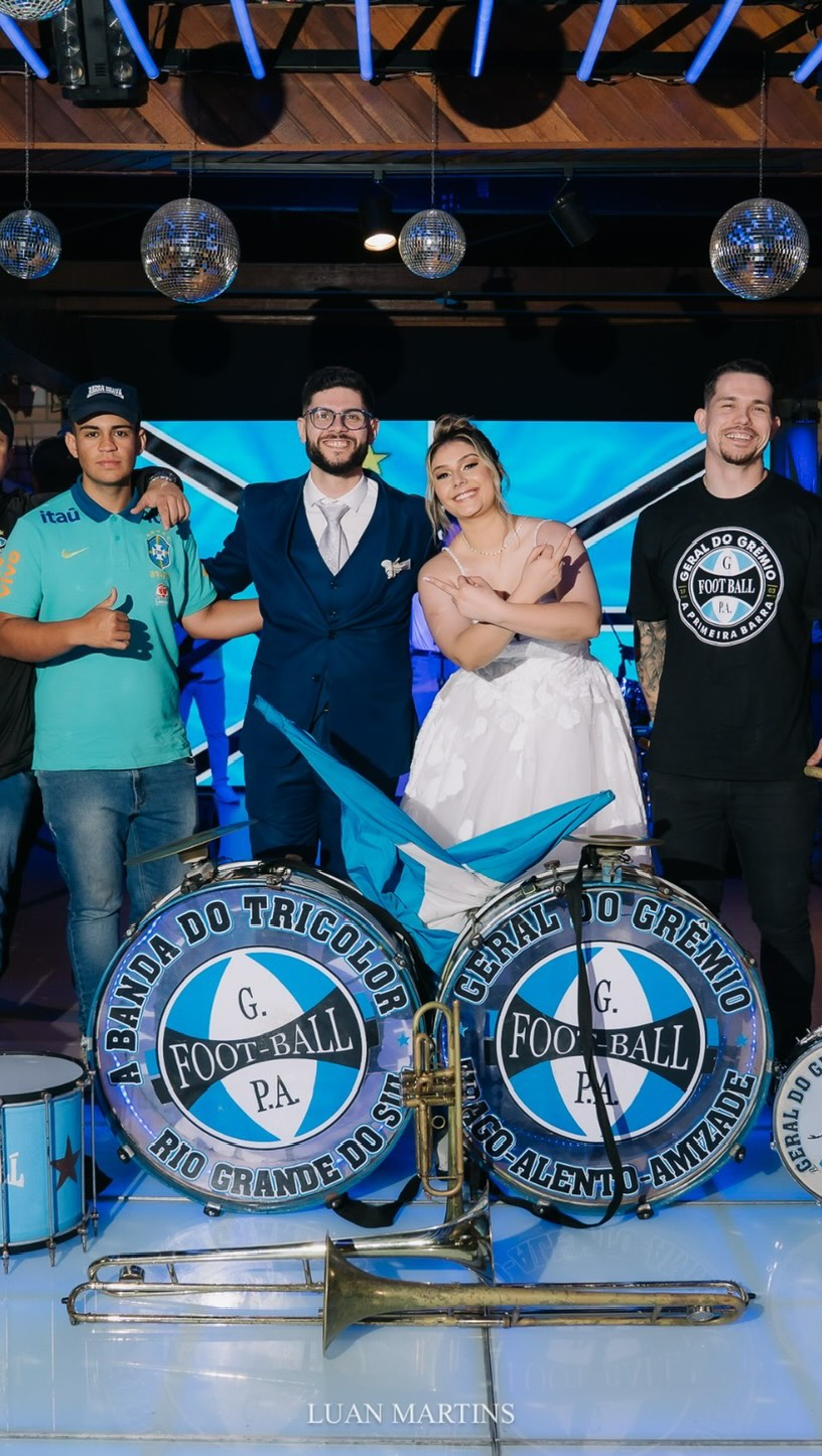 Com a benção de @renatogaucho e a @geraldogremiop10 fazendo a festa, casamos!! 🇪🇪

📸: @luanmartinsfoto