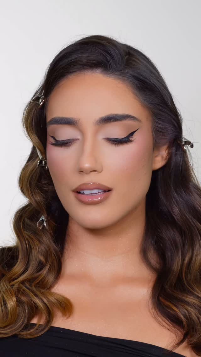 Um glam 100% opaco, com pele aveludada, esfumado neutro e contorno marcante — diretamente das referências americanas🤎✨ @mariaeduardatiossy 

 Hair // @jeannydarc //