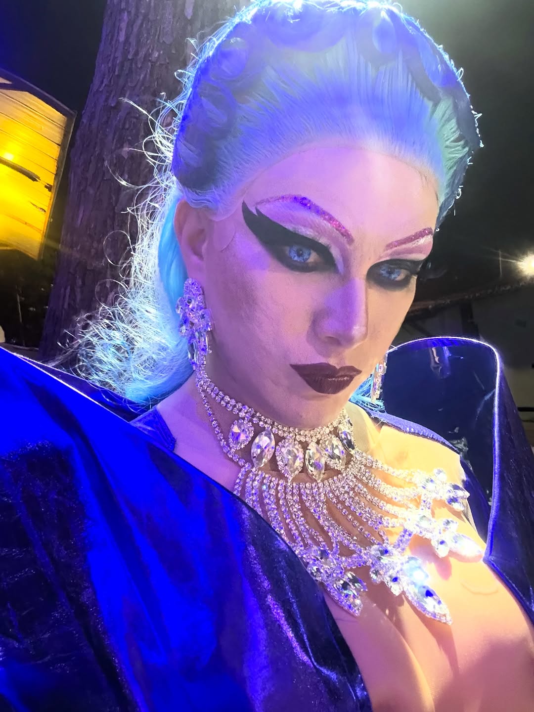 Bom dia Brasil, boa tarde Itália.
Mesmo dodói a boneca desceu, daqui a pouco posto o vídeo da performance 😍😎🥰
.
.
.
#dragqueen #close