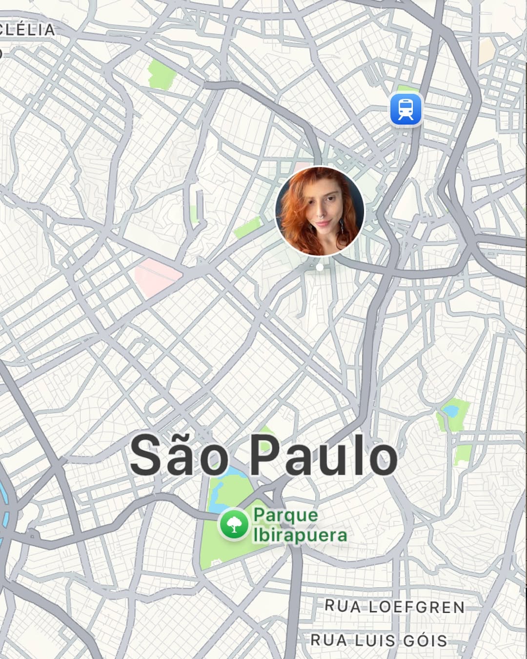 Dia 11 do 11 completei 1 ano existindo em São Paulo, no meu pequeno grande apartamento número 115, décimo primeiro andar. O restaurante de comida colombiana que fica perto de casa (e eu amo!) também tem esses números em cima da fachada, até desenhei. A cidade me escolheu e foi assim, em menos de uma semana acolhi o chamado, maior que eu - talvez eu já o escutasse escondido no meio das incertezas descritas nas palavras de meu caderno - gritou alto, tapou as vozes do medo. 
É feita de pedra mesmo,