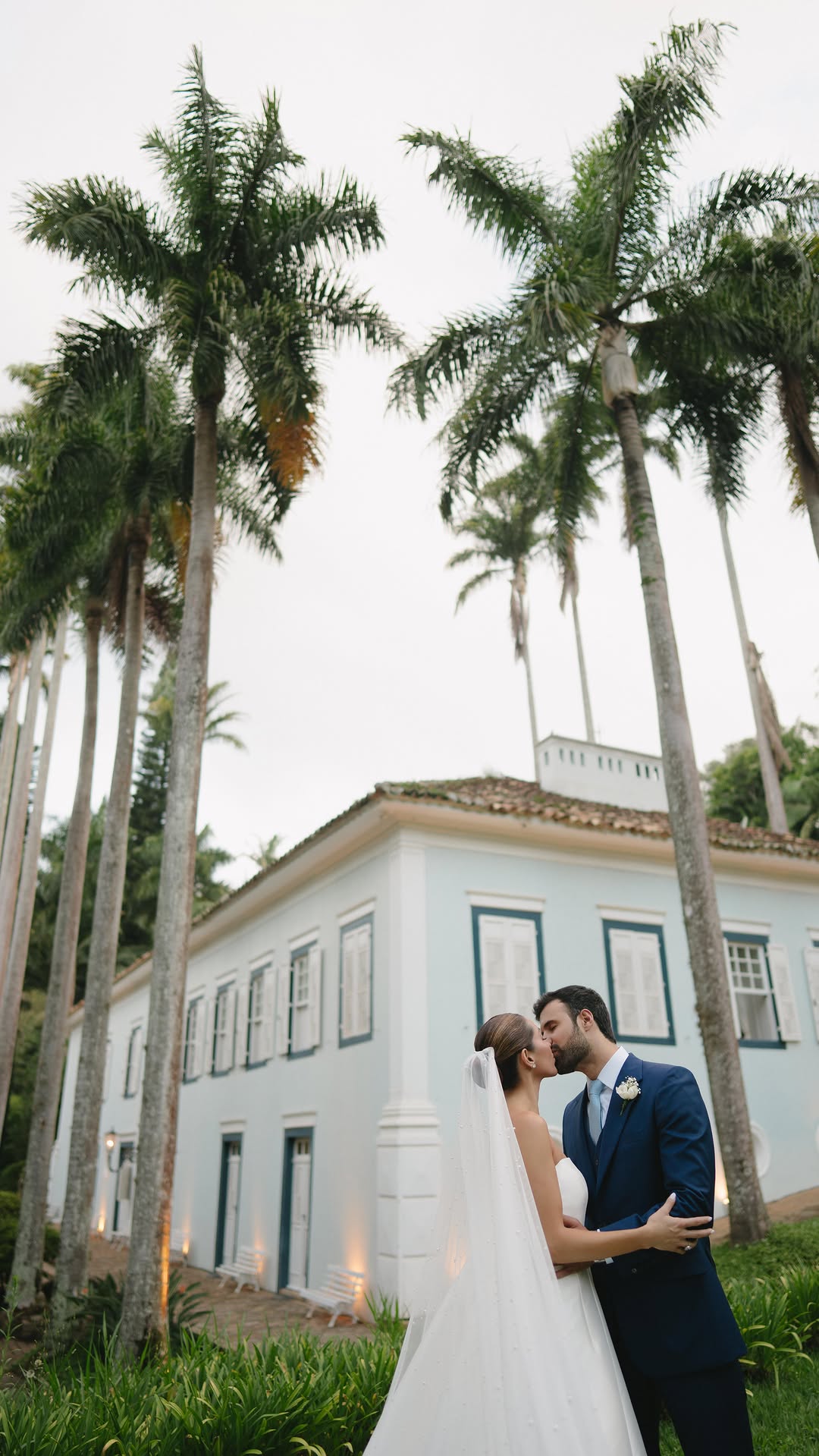Cerimônia emocionante e festa animadíssima, na companhia de amigos e familiares, confiram o material que preparamos especialmente para o casal…

Wedding @camilabarbosa.o e @guifaria31 

Espaço: @fazendavilarica 
Assessoria @anafariaeventos 
Fotografia @paradigmafotografia 
Video @paradigmafilmes 
Make @luizaamarop e Hair @danirocha_makeup 
Vestido @rosa_clara 
Decoração @harleyvix_
Bar @exotic.coquetelaria 
Buffet @23gastronomie 
Doces @joiceamintas
Bolo: @lidianeliberatobolos 
Atrações @andreel