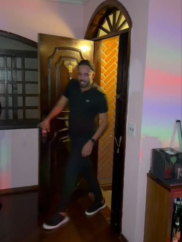 🎈 A Força da Surpresa!
​Completar mais um ano ganhou um significado especial. 

Em um momento em que a tristeza tentava me alcançar, a vida (e vocês  que estão no post e todos os que não estão mas sabem que são importantes para mim - meus amigos de longe e minha família 🥹❤️) me deram uma festa surpresa que renovou minhas energias e me deu uma força que eu nem sabia que precisava. ✨

Foi a prova de que a vida é mestra em nos surpreender! ❤️

​Este presente inesperado me lembra diariamente que r
