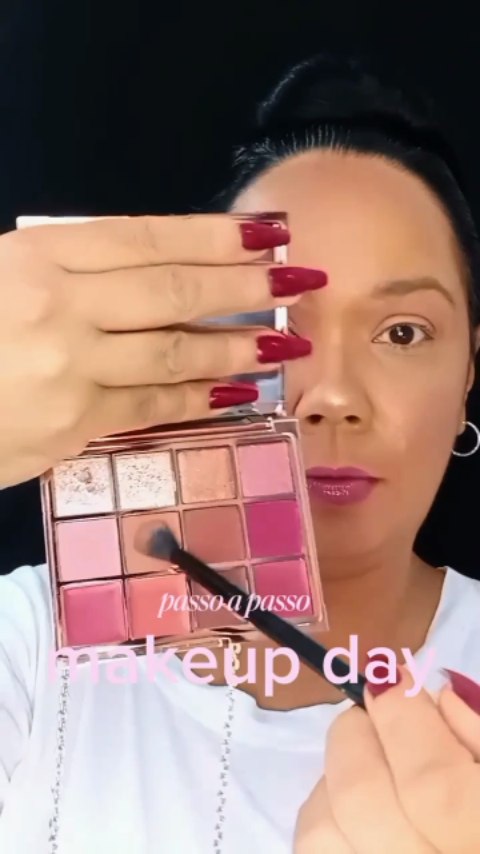 ❤️Make em tons rosados ❤️

Make olhos com a paleta metals Rosé da Eudora 
Uma paleta versátil que entrega muita qualidade e beleza...

Apaixonada nas texturas nas cores tudo incrível 

#makerosê #biabelly #maquiar #makeuptutorial
