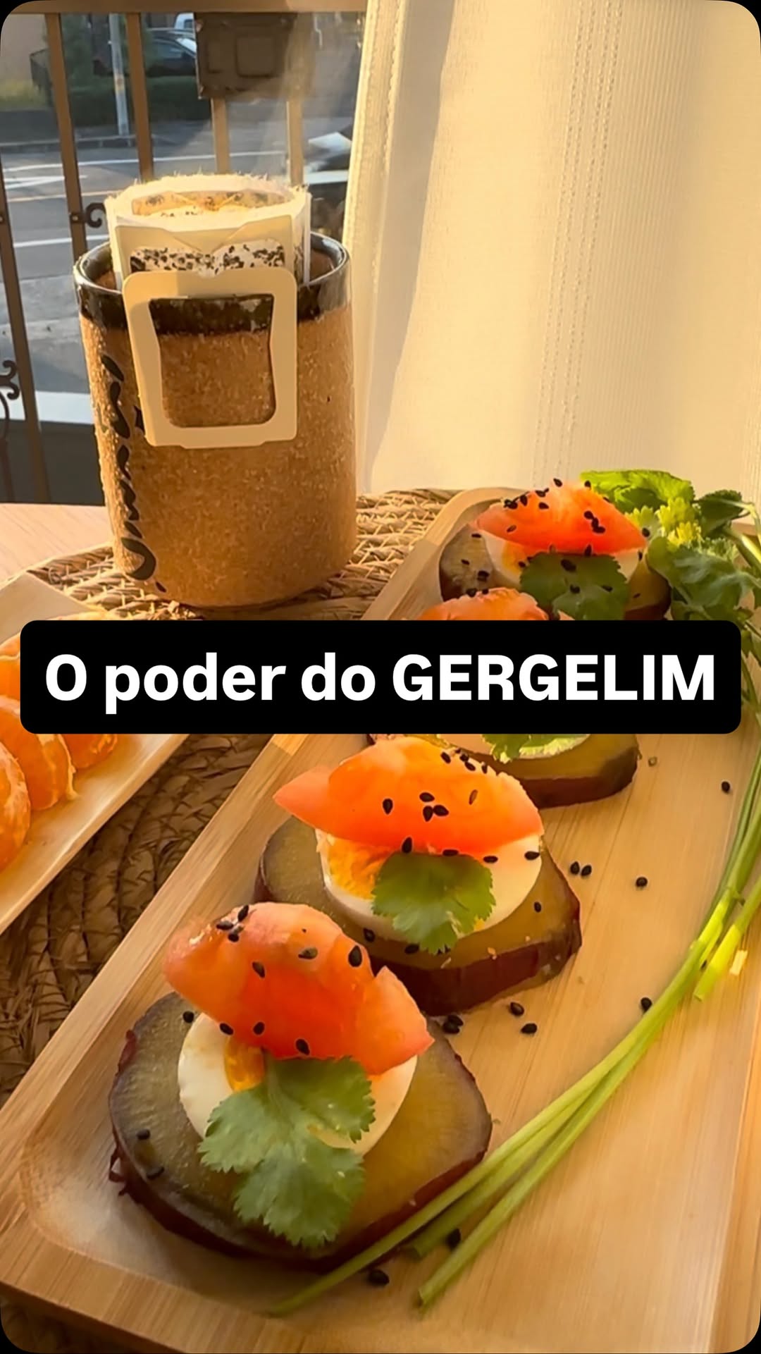 Vocês Mulheres 40+, 50+, 60+… 
Sabiam que o gergelim ( o branco ou o preto ) é um superalimento para Mulheres?
Por ser rico em lignanas (fitoestrógenos), que ajudam a equilibrar hormônios na menopausa, aliviando ondas de calor e alterações de humor, além de ser fonte de cálcio e magnésio para ossos fortes (prevenindo osteoporose) e conter antioxidantes (Vitamina E, zinco), que combatem o envelhecimento precoce, fortalecem pele, cabelo e unhas, e contribuem para o bem-estar geral, controle do col