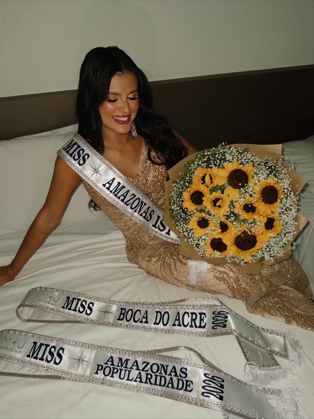 É com o coração transbordando de gratidão e alegria que recebo os títulos de Miss Universe Amazonas Popularidade e Miss Universe Amazonas 1st. 

Agradeço a Deus e cada apoiador, cada voto, cada gesto de carinho e cada palavra de apoio fizeram toda a diferença nessa caminhada. Obrigada por acreditarem em mim, por me acompanharem e por tornarem esse sonho ainda mais especial.
Esse reconhecimento é nosso, Boca do Acre! 
Levarei cada um de vocês comigo nessa conquista. ✨💛🌿
