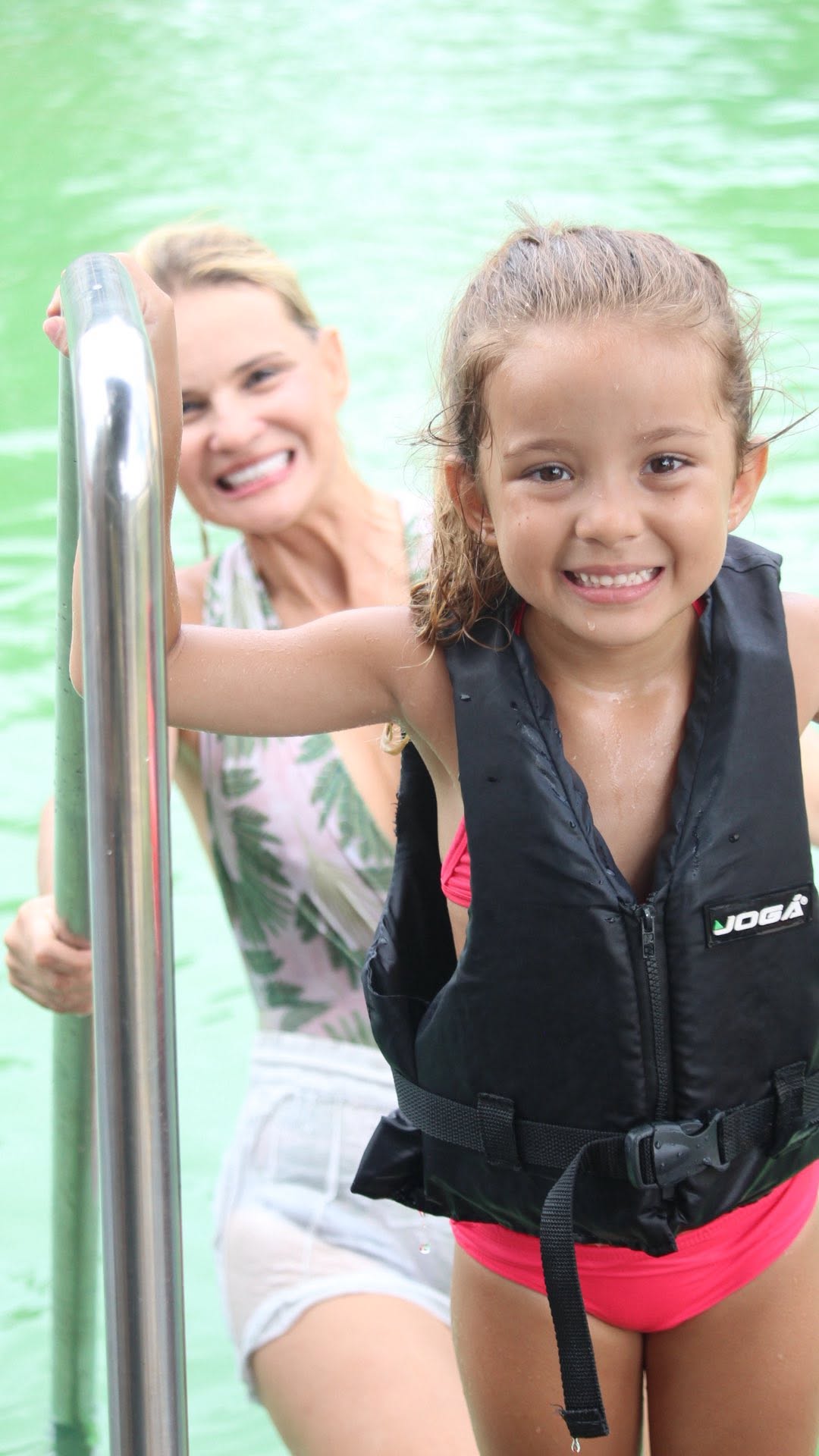 Há 6 anos atrás, Deus nos entregou a minha Geórgia Paola 💗 a minha menina 👧 a minha benção que não tem fim! 🙏🏼✨ E olha… Deus caprichou demais quando te fez, GióGió 👏🤍 Porque você é inteligente, é boa, é divertida, é carinhosa, amorosa, verdadeira, sentimental, amiga, maravilhosa… é linda demais!😍E se eu fosse dizer todas as suas qualidades, não caberia em uma legenda!🌷✨ Você, Geórginha, que chegou mudando tudo — merece que a sua vida seja cheia de bençãos que não tem fim! ✨ Porque você f