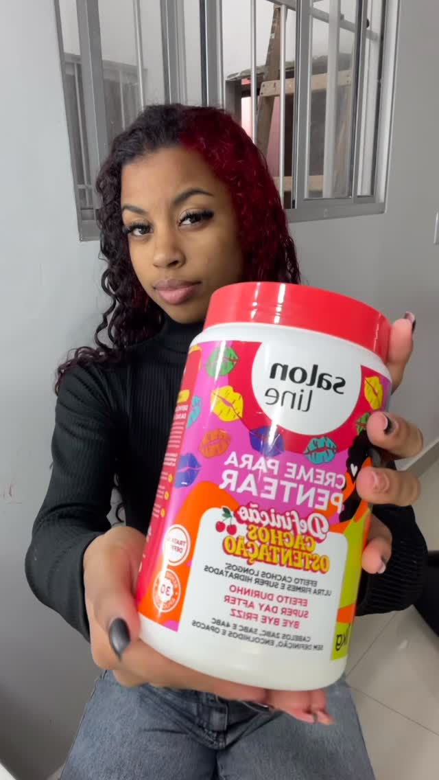 Finalização fitagem, testando o novo lançamento, creme de pentear cachos ostentação da maior @salonlinebrasil ♥️
.
.
.
.
.
.
.
.
creme de pentear promete: efeito cachos longos, ultra firmes, e super hidratados. @salonlinebrasil 
#salonlinebrasil #migssalonline #todecacho