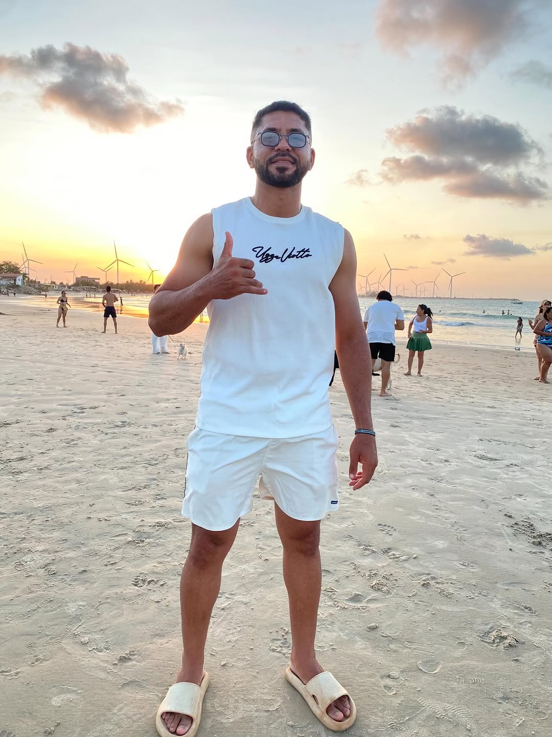 Feliz ano novo , que seja repleto de saúde e felicidades , que seja um ano positivo e não permita pensamentos negativos na sua vida , ou próximo de quem você ama.