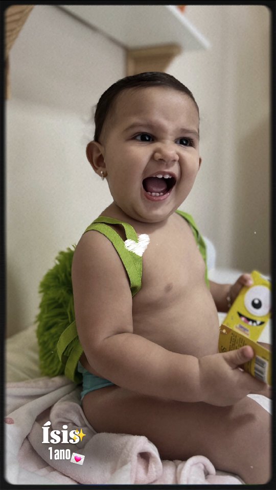 365 dias da sua chegada!
Parece que foi ontem a notícia, a emoção, os chutinhos que eu tentava ver você dar na barriga de sua mãe, as orações pela sua chegada, a primeira vez que te vi (e chorei também), a primeira vez que saímos com você, os seus olhinhos conhecendo tudo e todos... ver o tempo voar e te ver crescer tão rápido é estranho, mas também é lindo!

Não sei se o mundo é bom, mas ele ficou melhor com certeza depois que você chegou e nos fez sentir tantas coisas boas. Você nos faz voar d