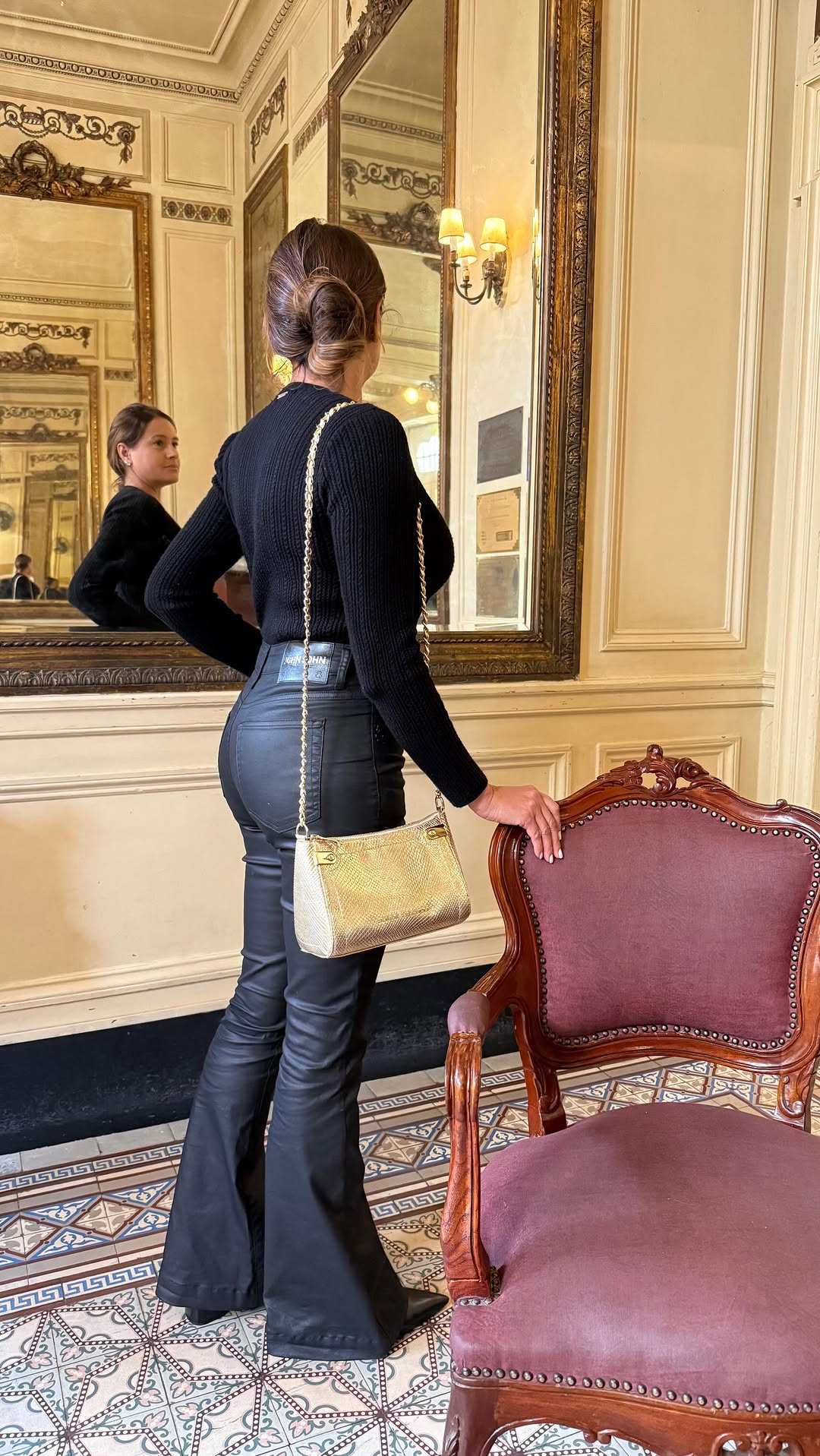 Entre o movimento do Centro e a pausa do café, no Rio também tem calmaria.

Fundada em 1894 pelos imigrantes portugueses a Confeitaria Colombo é um ícone da história do Rio. Sua arquitetura remete à Belle Époque, com salões em estilo Art Nouveau, espelhos de cristal trazidos de Antuérpia, móveis em jacarandá e vitrais que iluminam o tradicional salão de chá.
Vale muito a pena conhecer.

#capuccino #confeitariacolombo 
#cafe #cultura #nᴏᴠᴏғɪᴍ