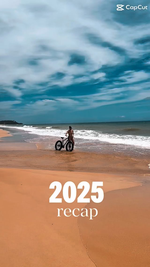 Me despeço de 2025, um ano particularmente desafiador, com uma sequência de lembranças que deixam o coração quentinho e ocultam todo o sofrimento vivido. Enquanto perdi o chão, me reconstruí e vivi o mais puro amor que já pude experimentar! Por fim, decidi levar desse ano o aprendizado que a vida é hoje, a alegria é agora, saúde é uma grande benção e viver é um privilégio! Um 2026 abençoado para nós!