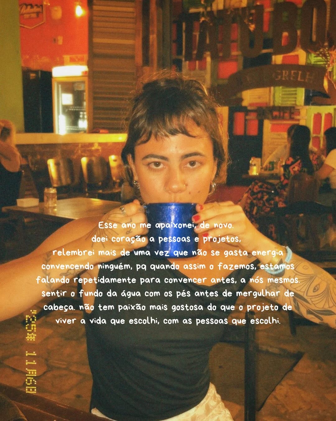 Quando a gente não sabe, a vida da um jeito de nos educar.
Se não pelo amor, pela dor. 
2025 foi ano de ~refinamento~
Saiu atropelando, refazendo laços familiares, convivências, coletivos, trabalhos.
Refinou no invisível 
Materialmente carregada pelos braços por oxum, ela me levou esse ano junto com yemanja, me ensinaram sobre a limpeza, mostraram a ilusão. E mais ainda, a minha audácia de enxergar a ilusão de frente e me jogar nela. 
Colher os cacos, as consequências e então as renúncias necess