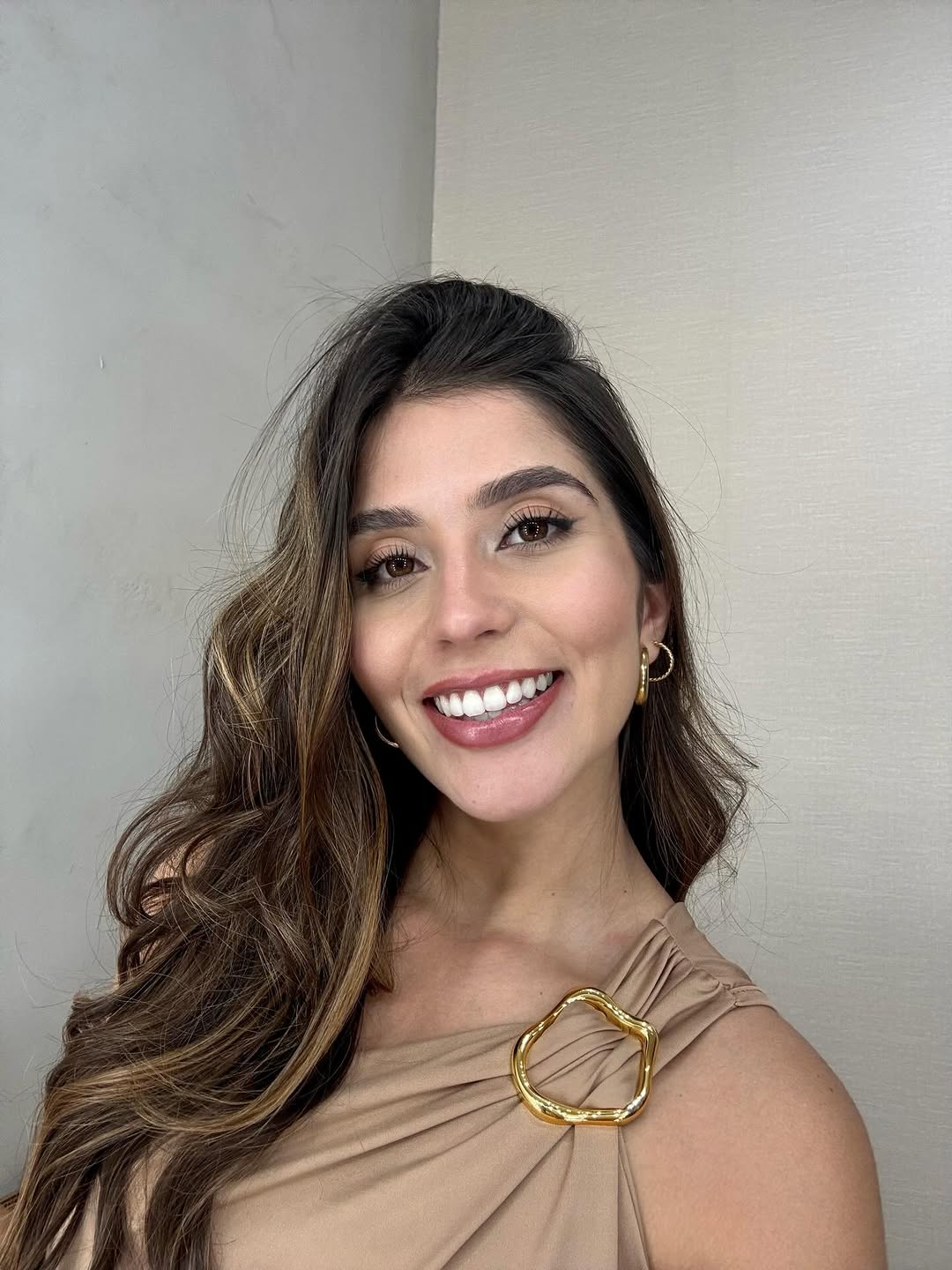 2025 foi um ano incrível. Agradeço a Deus por ter vivido cada momento com as pessoas que eu amo bem, felizes e por perto. Foi também um ano de muita mudança e aprendizados, o ano em que mais cresci, em que aprendi a ser corajosa e me tornei outra, mas ainda assim, a mesma. Sou grata pela minha família, amigos e pelas oportunidades no trabalho. Queria poder colocar aqui muitos outros registros, porque esse ano teve muitos momentos perfeitos com pessoas maravilhosas. Que 2026 venha ainda mais leve