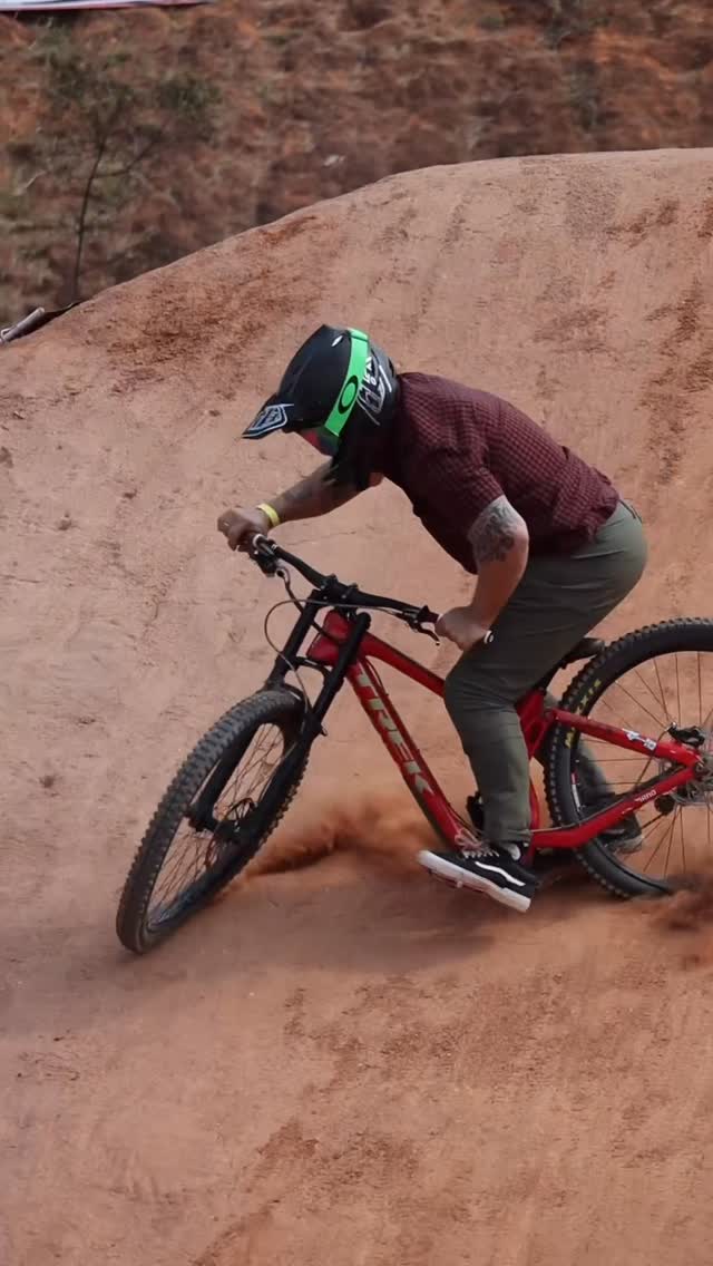 Obrigado 🙌🏼
@rockshoxbrasil 
@srambrasil 
@corcovas 
Que estiveram comigo mesmo nesse ano difícil, ano que vem temos muito para voar juntos! 
É um prazer poder ter vocês comigo ❤️

Suspensão @rockshoxbrasil boxxer WC,
Schok vivid air, fazendo o trabalho. Amo essa marca😍

#bikelife #mtb #freeridemtb #freeride #mtbbrasil #bike #lovedirt #corcovas