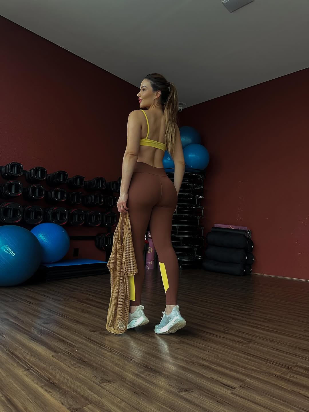 Look novo de treino @newsummeroficial passando na sua timeline pra avisar: esse é o melhor pré-treino que existe 😅

Motiva, valoriza e ainda dá aquele gás extra antes do treino 

Cupom de desconto no site 🏷️GABI10

#lookdetreino #fitnessgirl #fitness #vidasaudavel #treino #workout