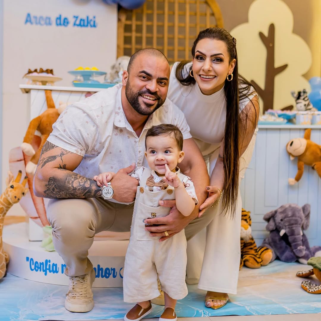 3 anos do sim mais importante da nossa caminhada juntos. Bodas de Trigo (ou, em algumas versões, Bodas de Couro). O trigo simboliza prosperidade, fartura e nutrição do relacionamento, mostrando que o amor está amadurecendo e gerando frutos, enquanto o couro representa a durabilidade e proteção que o casal conquistou com a convivência.  Em suma, estamos crescendo e avançando no amor, no respeito, na empatia e no cuidado um com outro. Fortalecendo um elo que já produziu um fruto lindo, nosso filho