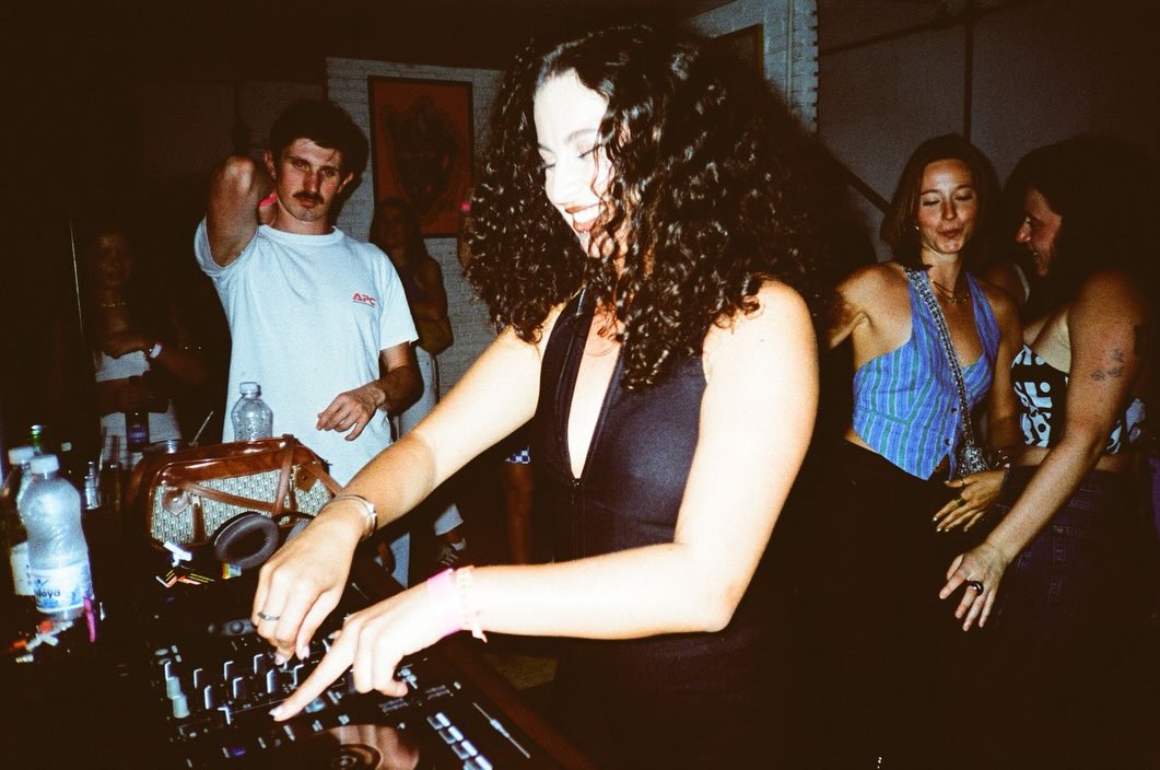 sábado eu toco na submundo808, 00h, no palco fluxo, no campinas hall.

última sub do ano, essa festa linda e super especial pra mim.

última gig do meu 2025, fechando um ano em que continuei trilhando uma caminhada que me enche de orgulho.

55 shows, 9 cidades, 4 estados e a música me levando pra lugares que eu nunca tinha pisado.

nada disso acontece sozinha e eu agradeço imenso a @ournoisebr, @millenacoqui e @gcmelo_ por cuidarem e acreditarem no meu sonho como se fosse delas.

📸 @fingidor.am