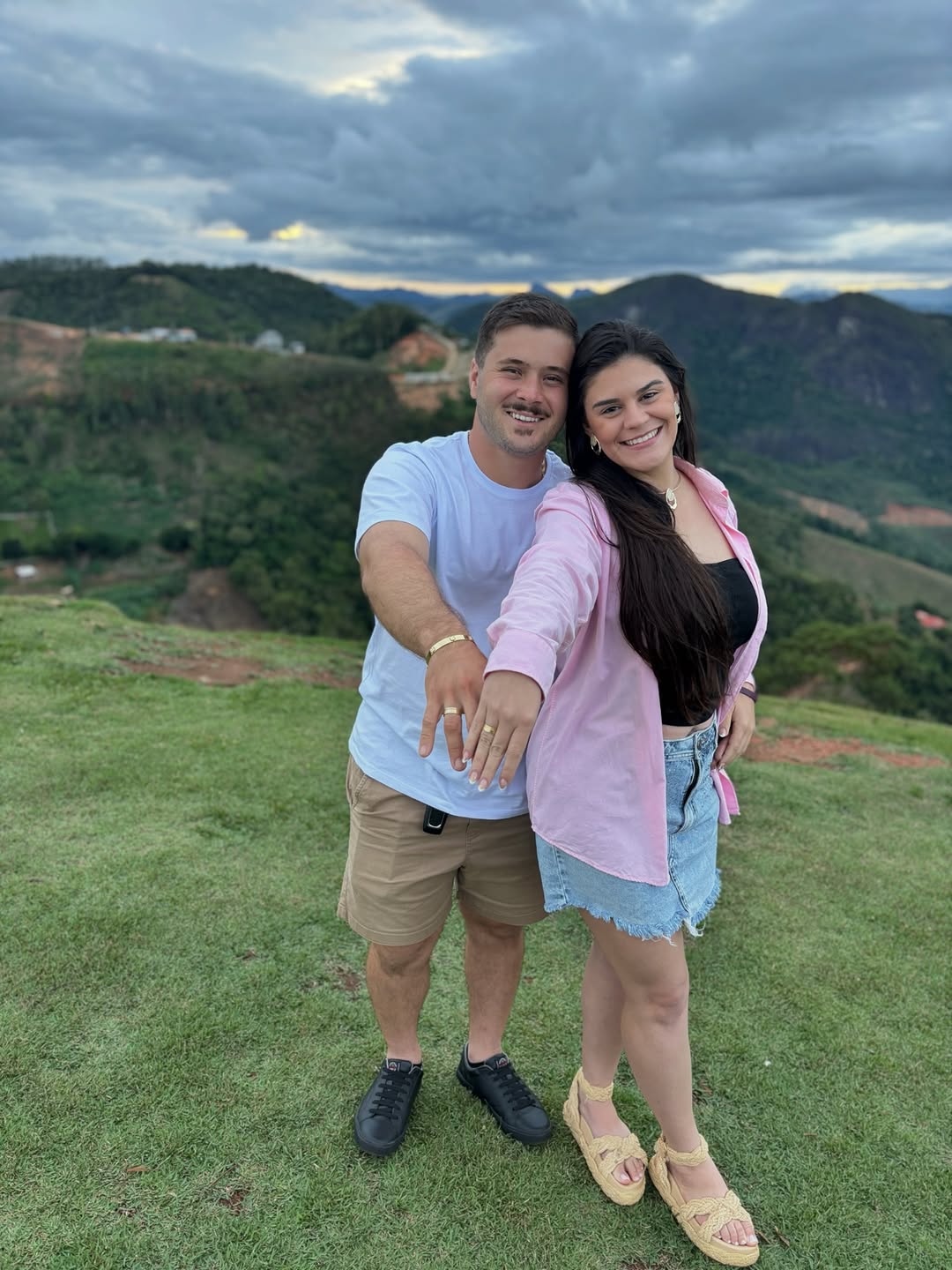 EU DISSE SIMMM💍👰🏻‍♀️❤️🤵🏻

O detalhe é que já tem alguns dias, mas escolhemos viver bem esse momento…😅

Sou grata por tudo o que Deus vem tornando realidade em nossas vidas. Que nossa Senhora continue intercedendo por nós nessa nova etapa, para que possamos sempre fazer as melhores escolhas e as corretas. E daqui um tempo tem casório 🍾🎇🙏🏼

Te amo meu noivo!❤️