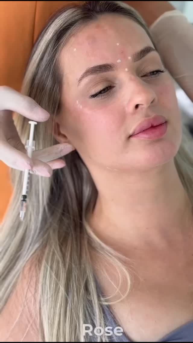 Amigas, passando aqui só pra lembrar uma coisa importante 💕
cuidar da pele não é vaidade, é carinho com a gente mesma. É aquele momento de pausa no dia, de se olhar com mais atenção e dizer: “eu me importo comigo”.

Não precisa de mil produtos nem de perfeição. Um sabonete, um hidratante, um protetor solar e constância já fazem diferença. O mais importante é criar esse hábito como um gesto de amor próprio, não de cobrança.

A nossa pele acompanha tudo o que a gente vive — risadas, cansaço, sol,