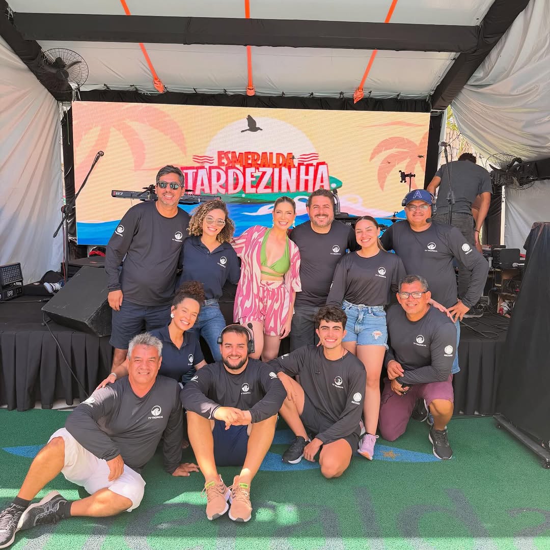 Missão verão concluída ✅

Encerramos as gravações dos programas de verão com a certeza de que tudo foi mais leve porque foi feito com essa equipe massa. Foram domingos intensos, sol, correria, risadas e muito trabalho, mas também parceria, apoio e um clima tranquilo que fez toda a diferença. Essa equipe transformou cada desafio em algo mais simples e cada gravação em um momento bom de viver.

Obrigada, galera. Vamos pra proximaaaa!
