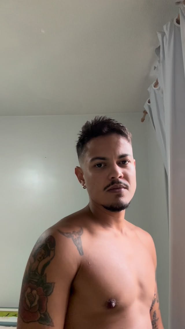 A régua veio 📏

Depois de 1 ano cultivando o cabelo, a mudança de 2026 veio forte. O ano de 2025 foi ano 9, né? Junto com ele meu retorno de Saturno à todo vapor. Mas pai Osumarè tá comigo pra lembrar que o arco-íris chega depois da tempestade.

Sempre abre o sol.