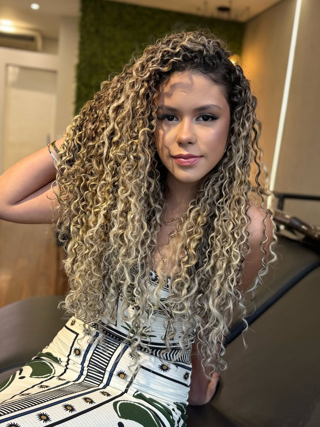 Antes x Depois ✨
Pra quem acompanhou os stories, ela fez o cabelo em casa e acabou ficando alaranjado, sem definição e com a cor totalmente irregular.
Hoje a gente devolveu o que o cabelo precisava: cor corrigida, tratamento, definição e vida.

Gostaram? ✨🖤

#AntesEDepois
#CorreçãoDeCor
#CachosPerfeitos
#CabeloSaudável
