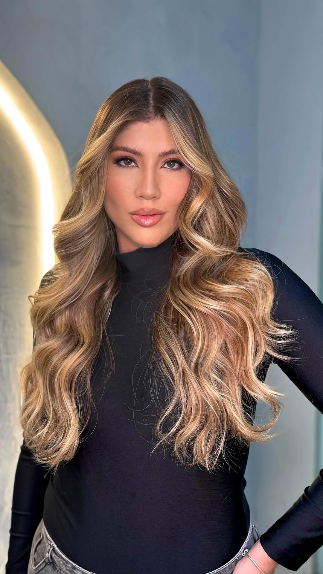 New Mood 🌟

Luminosidade e naturalidade em perfeita harmonia, um nova versão! 

#lúminabeauty #cabeloperfeito #blondhair #morenailuminada🌰🍯🍂🎨 #reflexo equipelúmina cabelosaudavel divas cor2025 cabelo blondhaır loiro