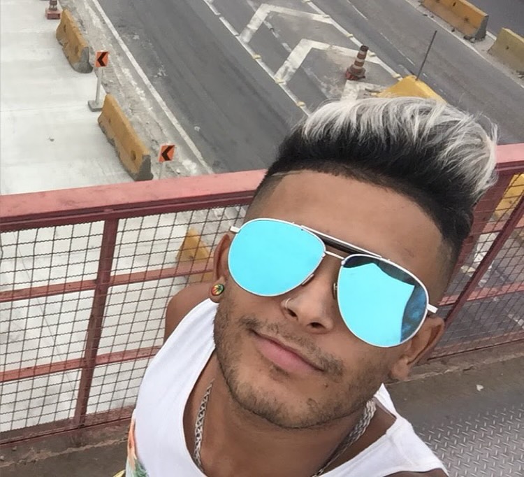 Eu não poderia deixar de participar dessa #trend2016 
Esse ano foi um divisor de águas na minha vida.
Tudo aconteceu em 10 anos, exatamente TUDO!
Independente das percas, lágrimas e dores que me acompanharam esses longos anos, a sensação de gratidão é tão grande por ainda estar aqui disposto a viver cada dia como se fosse único, porque realmente é.
Ame seus familiares e amigos a pesar de tudo, viva intensamente todos os instantes, pois a vida é um sopro e nunca sabemos o dia de amanhã!
