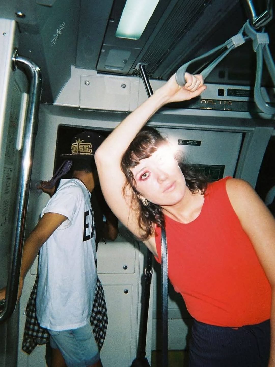 23 aninhos, alguma clareza do que eu não gostava, já uma entusiasta de makes com personalidade, uma enorme paixão por trabalhar com design e musica, ano que conheci o cara que anos depois virou meu marido (fiz a capa do projeto solo dele) e o primeiro pontapé profissional na minha carreira com dois D&Ads que abriram muitas portas. a primeira foto icônica é do @lucpss (e a 4a tbm) sdds versão jovem brincando de model. 10 anos depois, fico muito feliz por cada maluquice que me enfiei e especialmen