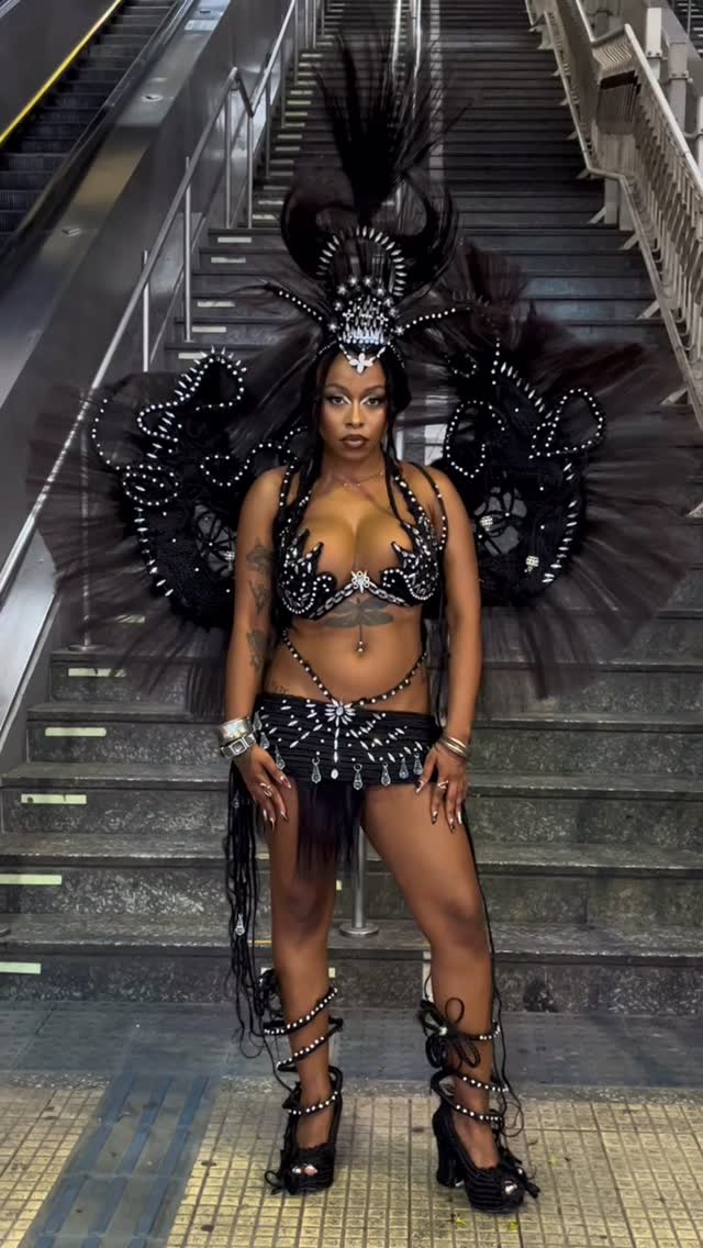 Abre alas para Acadêmicos do Hairstyling! 
Vestida de cabelo da cabeça aos pés! Look inteiro feito por mim com muito suor e laquê utilizando cabelo humano, cabelo sintético e pedrarias. 
É CARNAVAL NO BRASIL! 🇧🇷🇧🇷