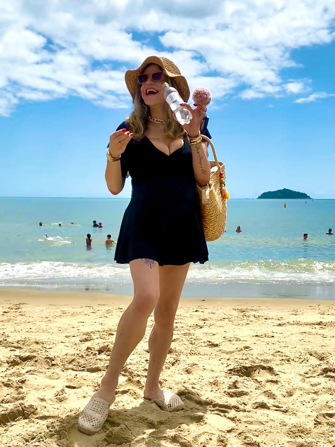 Post existencial de praia: existo, bebo água com gás, ignoro DMs de macho manso e continuo sendo o problema que todo mundo quer resolver. Problema seu. 🏝️💅 #FilosofiaDeChinelo #QueSeFodaOTodoMundo #SagitárioSemFreio #Praia #SolNaCara