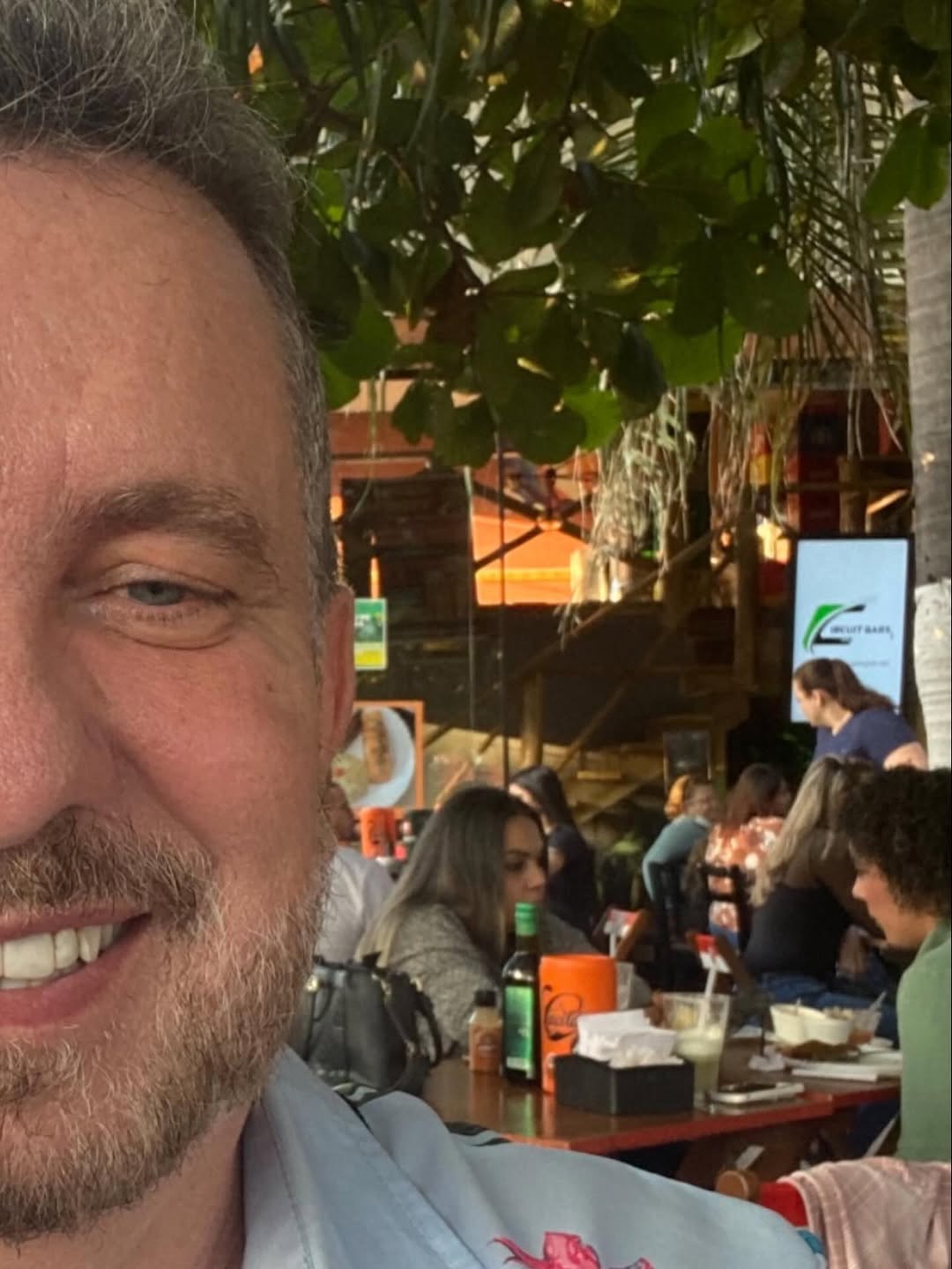 .
SER DA QUINTA SÉRIE 

No último fim de semana, durante um almoço entre amigos, escolhi deliberadamente ocupar um lugar de leveza: falar bobagens, rir de mim mesmo, permitir o riso. Em meio a isso, ouvi uma observação inesperada, um amigo querido disse:
— Você é muito quinta série…

Nunca havia escutado essa expressão e, num primeiro momento, acolhi-a como brincadeira. Respondi com espontaneidade:
— Sou mesmo. Se não pudermos ser assim em um fim de semana, entre amigos, quando seríamos?

Mais t