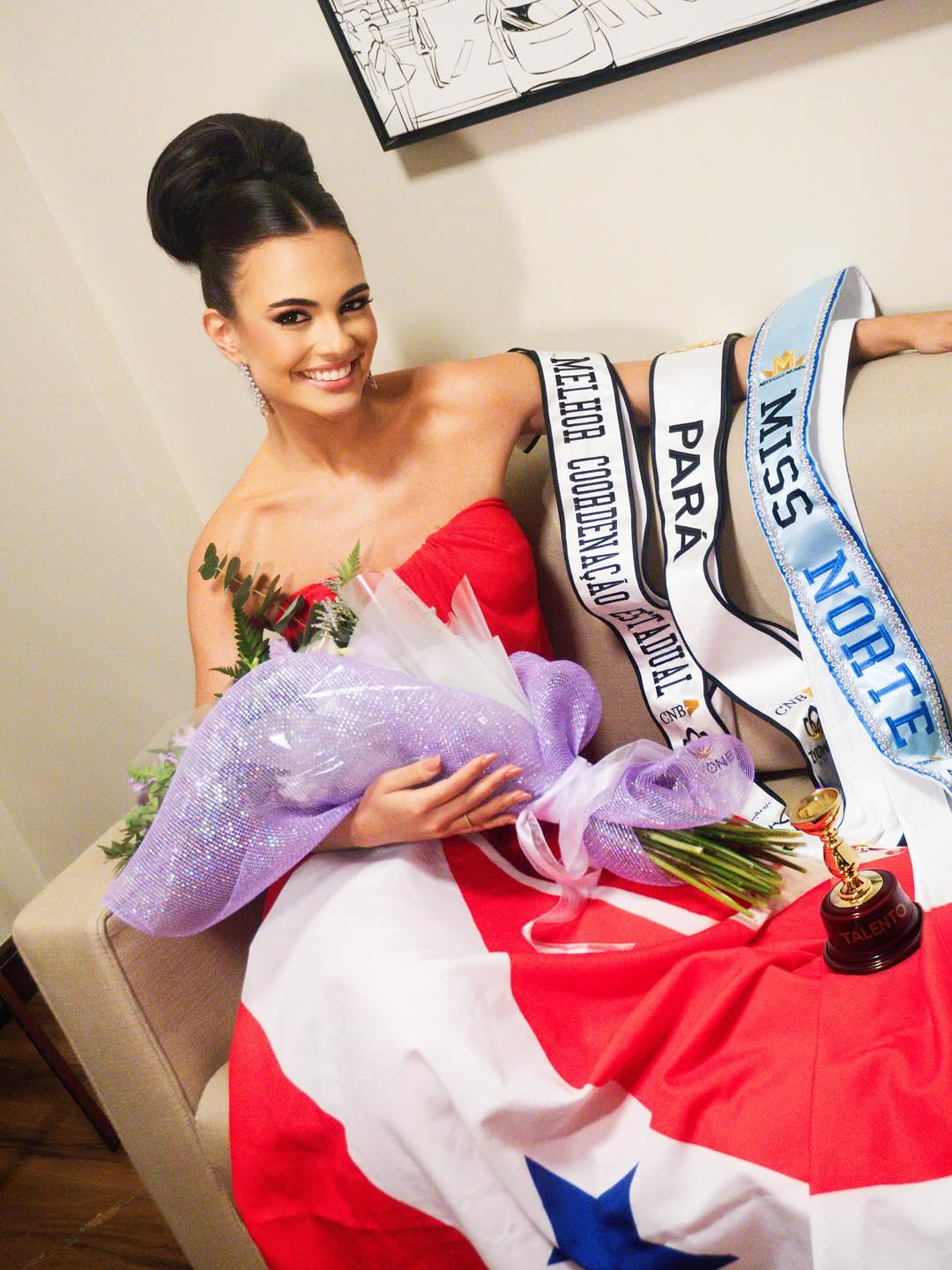 Pará é top 2 no @missbrasiloficial ✨

Para alguém que sempre amou a oratória e a comunicação, me vejo agora com dificuldade de selecionar palavras que consigam expressar o que estou sentindo. O Miss Brasil Mundo sempre foi um sonho e a concretização disso foi ainda melhor do que eu jamais pude imaginar. E não só pelo resultado, por ter chegado ao top 2, por trazer pra casa a faixa de Miss Norte, ter classificado o meu projeto social no beleza com propósito ou por ter vencido a prova de talentos.
