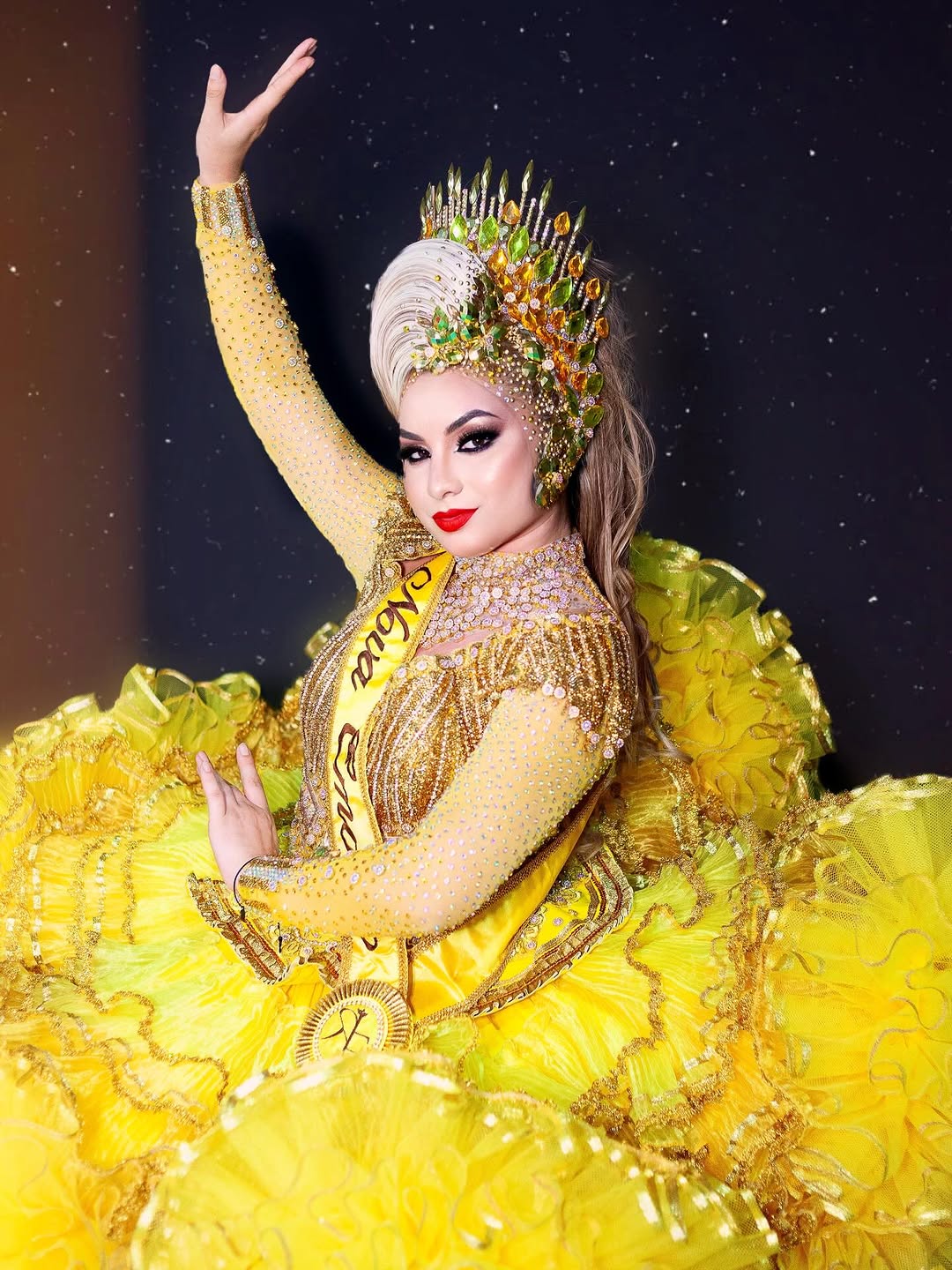 Iniciar a temporada junina é uma experiência maravilhosa! É um momento de alegria, renovação e celebração da cultura nordestina, com música, dança e amigos. 
Ontem tive o imenso prazer de estar com a quadrilha Junina Asa Branca do Sertão e junto com eles ter uma troca incrível de experiências que me deixaram ainda mais encantada de como o São João é sinônimo de companheirismo e amizade.

Vamos em frente com o coração cheio de alegria e alma repleta de NOVAS EMOÇÕES. 💛

Vocês vão me aguentar por