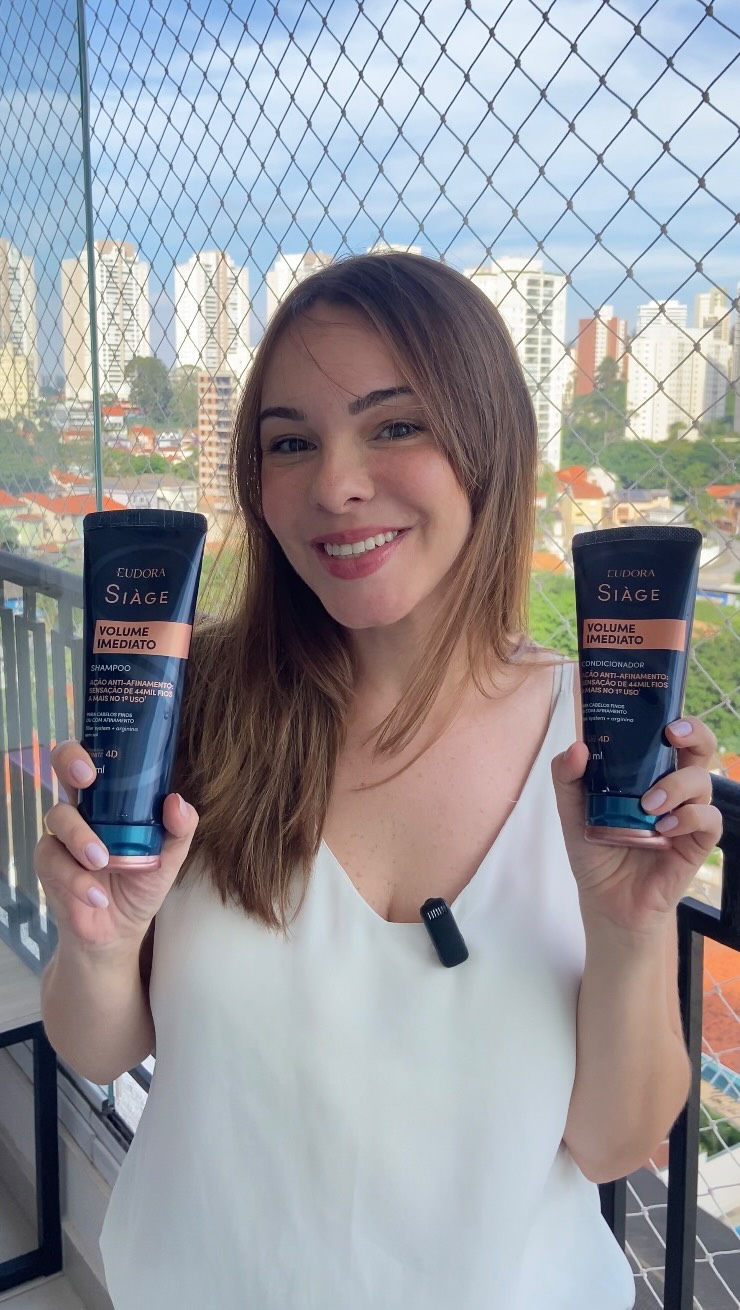 Atenção mulheres de cabelos finos! 📢
A nova linha Siàge Volume Imediato é tudo o que sempre pedimos.

A gente sabe que o afinamento capilar pode vir através de vários fatores, mas, no meu caso, ele chegou com a maternidade. No pós-gestação, senti meu cabelo perder a força e ficar muito fininho. 🥺

Foi só com a linha Volume Imediato (indicada para fios finos e afinados), de @eudora , que senti os fios encorpados e com vida de novo. É aquele “up” que a gente precisa para se sentir maravilhosa to