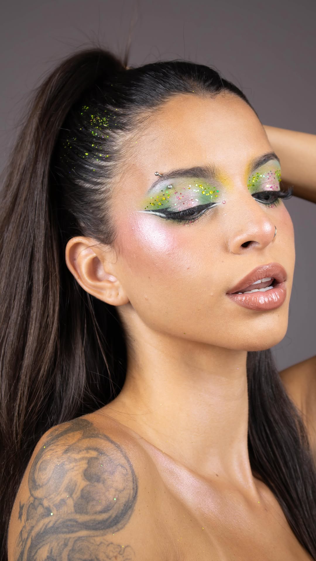 Inspiração pro carnaval 🎉✨
.
.
.
.
.
.
#makeuprj #makecarnaval #carnaval #makestrass #carnaval2026